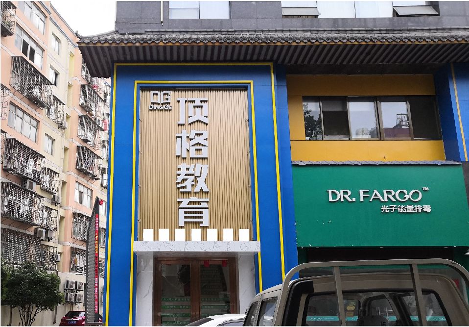 梁河门头设计要符合门店特色。