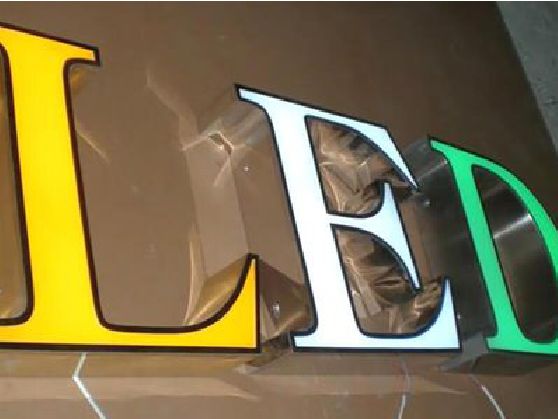 梁河介绍LED招牌的基础知识。