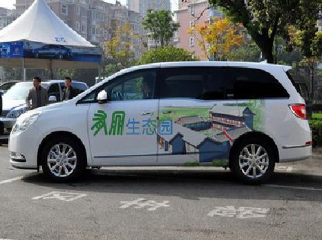 梁河户外车贴喷绘如何保持效果?